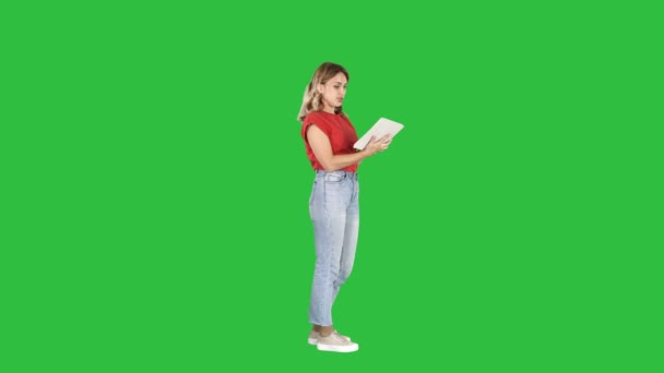 여성 캐주얼을 사용 하 여 크로마 키 녹색 화면에 태블릿. — 비디오