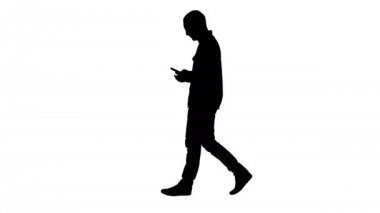 Yürüyüş ve cep telefonuyla mesaj okuma siluet smart casual delikanlı.