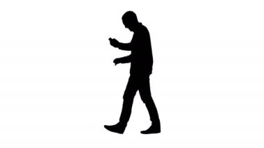 Siluet çekici adam kısa koyu saçlı resimleri selfie yaptıktan sonra kontrol.