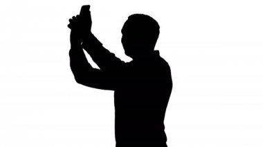 Siluet genç adam bir selfie alarak.