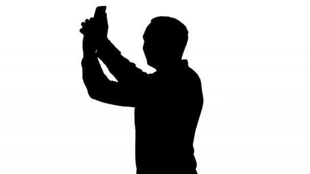 Silhouet jongeman een selfie nemen. — Stockvideo