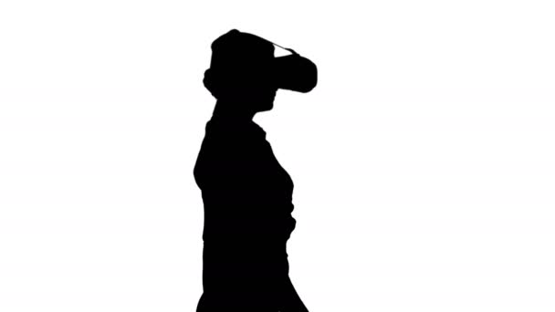 Silhouette Frau in vr Headset zu Fuß. — Stockvideo