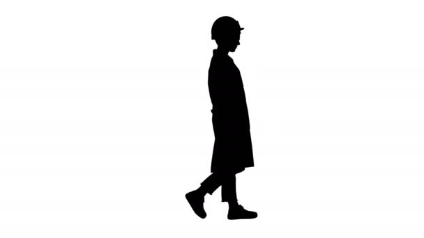 Silhouette Walking donna ingegnere con le mani in tasca. — Video Stock