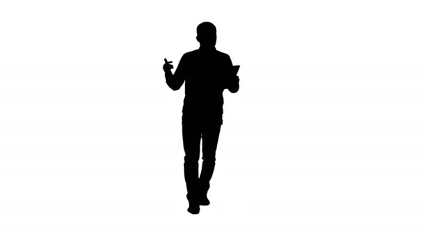 Sylwetka człowieka w zwykłe chodzenie z tabletu i rozmawiać za pośrednictwem wideokonferencji. — Wideo stockowe