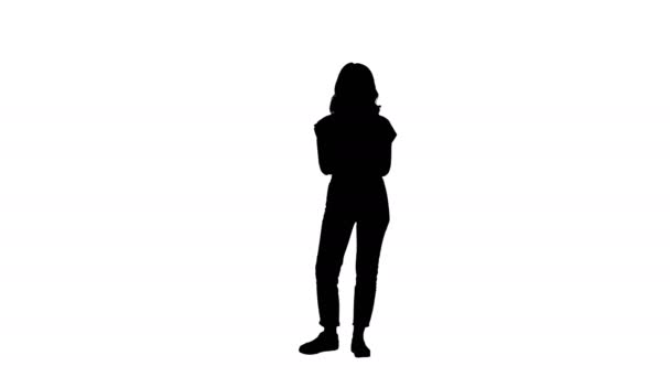 Silhouetteスマイリングティーン女の子テキストメッセージングオン彼女のモバイル. — ストック動画
