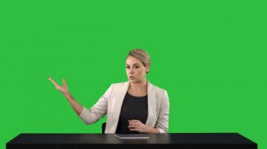 Stüdyoda bir yeşil ekran, Chroma Key tarafta işaret eden televizyon anchorwoman.