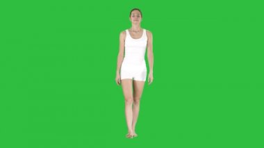 Yürüyüş yoga öğretmeni ve nefes egzersizi Chroma anahtar yeşil ekranda bir iş.