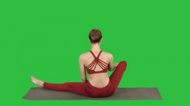 Chroma anahtar yeşil ekran bir Lotus poz alarak kadın.