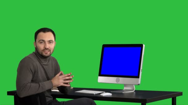 Knappe zakenman in de camera kijken en praten over een groen scherm, Chromakey. Blauw scherm Mock-up Display. — Stockvideo