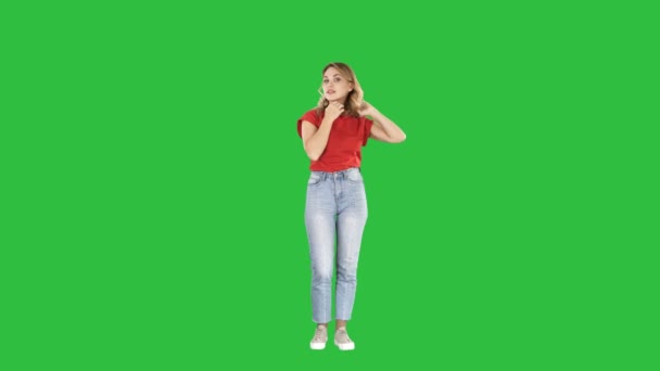 Blond kvinna putsar på en grön skärm, Chroma Key. — Stockvideo