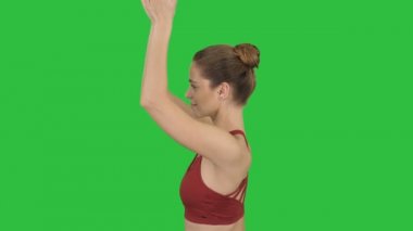 Genç kadın pratik yoga bir yeşil ekranında, Chroma Key.