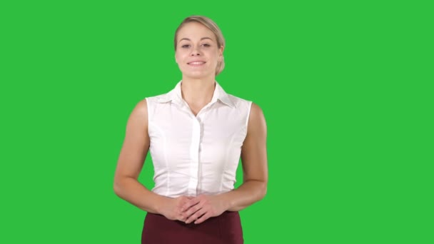 Красива жінка, посміхаючись і з нетерпінням камери на зелений екран, Chroma Key. — стокове відео