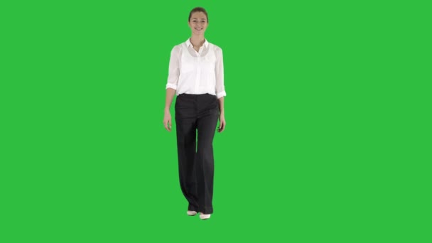 Jovem mulher formal andando e sorrindo em uma tela verde, Chroma Key . — Vídeo de Stock