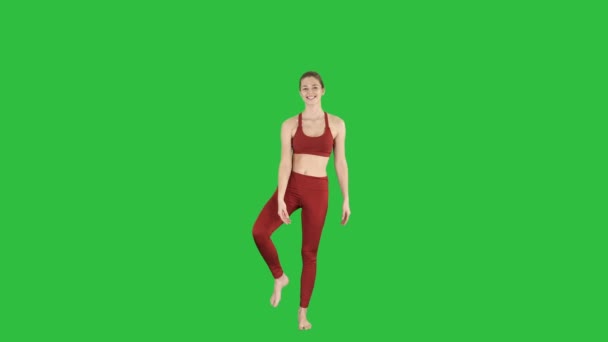 Молодая женщина йога, практикующая концепцию йоги, вариация позы Уттхиты Хаста Падангуштхасана, Тривикрамасана, стоящая на зеленом экране, хрома-ключ . — стоковое видео