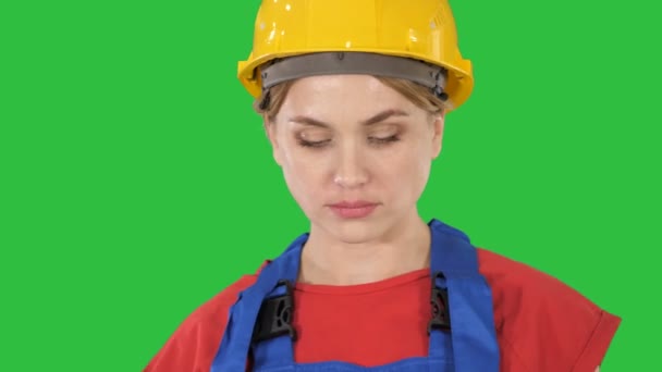 グリーン スクリーン、クロマキーの腰に腕を持つ誇り自信を持って若い女性労働者. — ストック動画