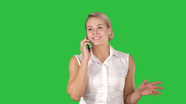 Estilo de vida, negócios e conceito de pessoas: Retrato de mulher sorridente falando no telefone em uma tela verde, Chroma Key . — Vídeo de Stock
