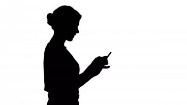 Siluet Cep telefonu kullanan güzel bir kadın.