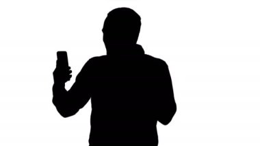 Siluet Ekspres bir adamın telefonunda konuşuyor. Videoblog, blog, vlog.