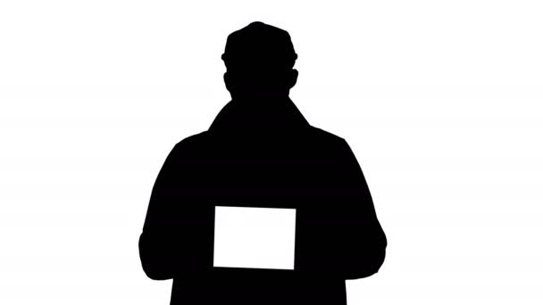 Silhouette Uomo camminare e tenere tablet con schermo bianco mockup. — Video Stock