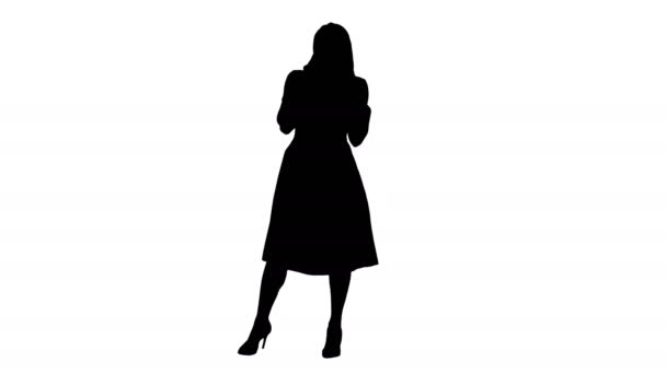 Silhouette Belle femme en rose parlant au téléphone ayant une conversation sérieuse . — Video
