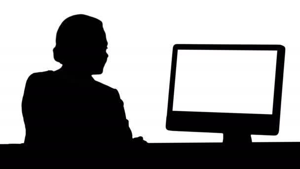 Sylwetka Biznes kobieta pracuje na swoim komputerze. — Wideo stockowe