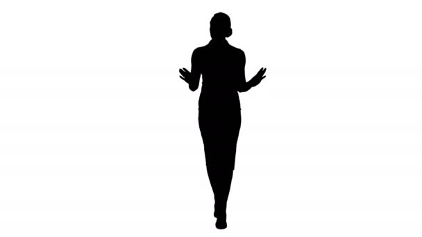 Silhouette Femme d'affaires mignonne regarde la caméra marcher et parler . — Video