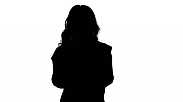 Silhouette Joven mujer guapa en camiseta casual con mochila y jeans caminando . — Vídeos de Stock
