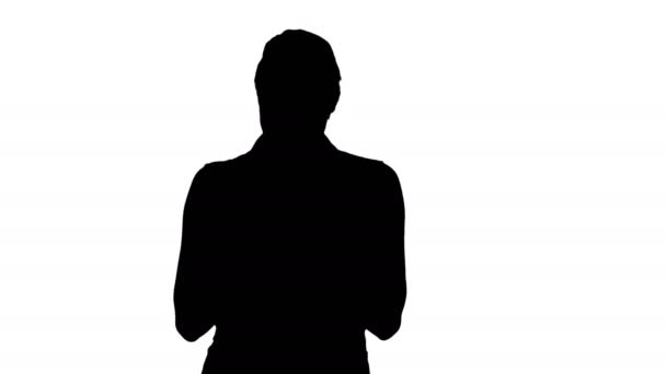 Silhouette Business lady mensaje de texto mientras camina. — Vídeo de stock