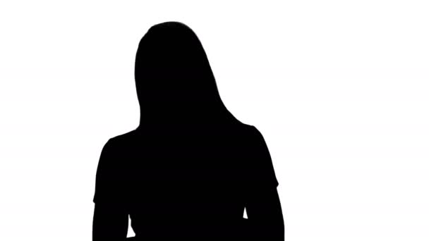 Silhouette Jolie belle femme aux cheveux blonds habillée de rose marchant et parlant . — Video