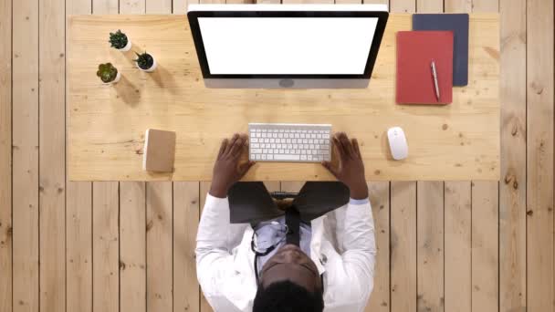 Video Chat com o Paciente pelo Doutor. Exposição branca. — Vídeo de Stock