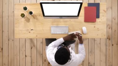 Erkek doktor bilgisayarından notlar alıyor. Beyaz Görünüm.