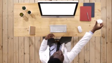 Hap doktorlar elinde. Doktor verilmesi veya tıbbi hapları birine göstermek stetoskop ile. Beyaz ekran.