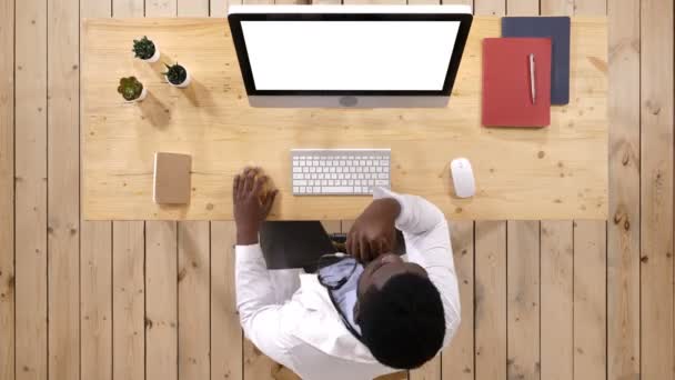 Joven médico afroamericano en el trabajo. Pantalla blanca. — Vídeo de stock