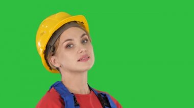 Kadın inşaat işçisi bir yeşil ekranda Chroma Key tebrik.