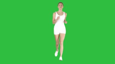 Güzel kadın Chroma anahtar yeşil ekran çalışan.