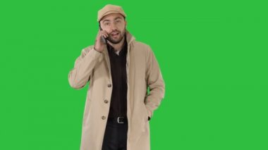 Hendek yeşil ekranda Chroma Key yürürken ara iş yapma adam giymiş.