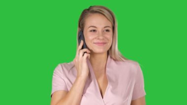 Yakın çekim. Sarışın işkadını komik telefon muhabbet Chroma anahtar yeşil ekran gülüyor. 4 k çözünürlüklü profesyonel vurulmuş. 005. sen-ebilmek kullanma o bir örneğin ticari video, işinizde