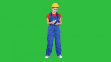 İnşaat kadın para sayar ve işten sonra mutlu bir yeşil ekranda Chroma Key yapılır.