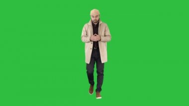 Düşünceli bir yürüyüş ve kendi kendine bir yeşil ekranda Chroma Key konuşan bir adam bak.