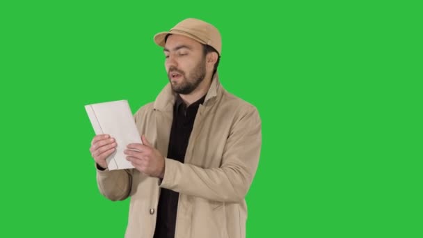 Νεαρός επιχειρηματίας χρησιμοποιώντας ψηφιακό tablet κάνει βίντεο κλήση σε μια πράσινη οθόνη, Chroma Key. — Αρχείο Βίντεο