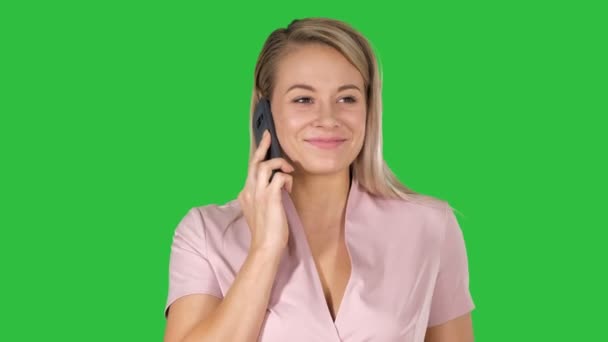 Close Lachen Blonde Zakenvrouw Met Een Grappige Telefoongesprek Een Groen — Stockvideo