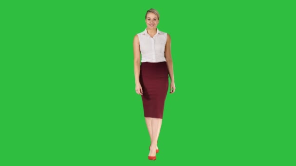 美しいセクシーなブルネットの女性ビジネス オフィス スタイル ファッション服ウォーキングやクロマキー グリーン画面でカメラに笑顔. — ストック動画
