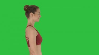 Çekici kadın Chroma anahtar yeşil ekran gülümseyen yürüyüş spor gereçleri.