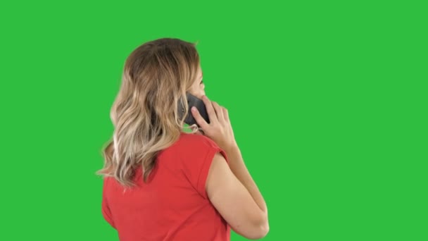 Žena mluvila po telefonu na zelené obrazovce, Chroma Key. — Stock video