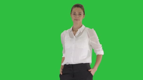 Schöne junge Frau im formellen Hemd, die Arme auf einem grünen Bildschirm kreuzend, Chroma-Schlüssel. — Stockvideo