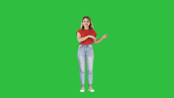Tini lány boldog arc kifejezése, látszó-on fényképezőgép, és beszél a zöld képernyő, Chroma Key. — Stock videók