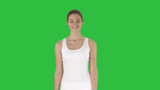 Giovane donna che cammina su uno schermo verde, chiave cromatica . — Video Stock