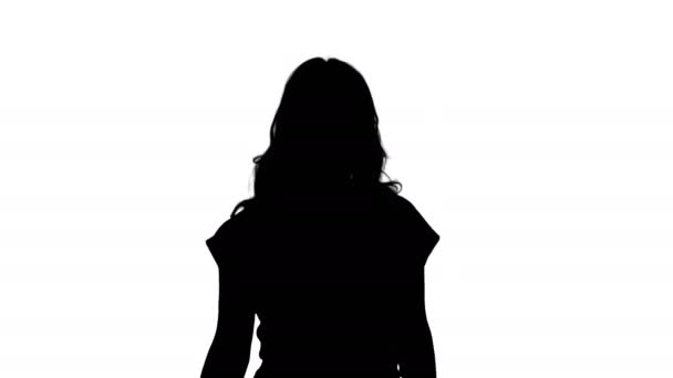 Silhouette Ragazza che corre indossando t-shirt rossa e jeans. Sorridente. — Video Stock