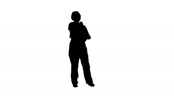 Silhouet de jonge vrouw dragen rode t-shirt, met gele veiligheidshelm, ingenieur lachen. — Stockvideo