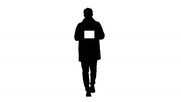 Силуэт Привлекательный мужчина держит планшет с белым макетом экрана ключа . — стоковое видео